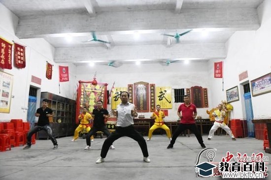 圖為羅夏(右二)在三社村武館練習(xí)十八路荘。 蔣雪林 攝