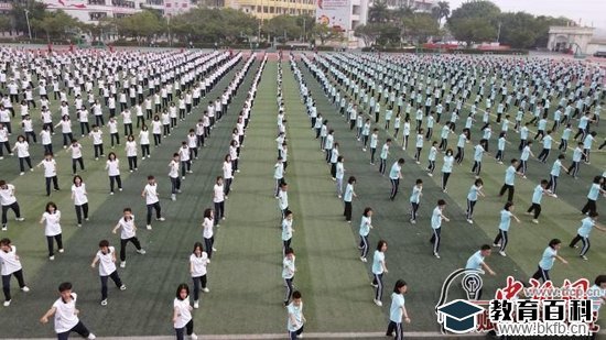 圖為福綿鎮(zhèn)第二初級(jí)中學(xué)十八路荘武術(shù)操。 蔣雪林 攝