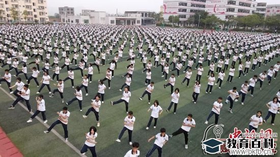 圖為福綿鎮(zhèn)第二初級(jí)中學(xué)十八路荘武術(shù)操。 蔣雪林 攝